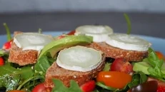 Recette : Salade de Chèvre Chaud au Miel et Lardons